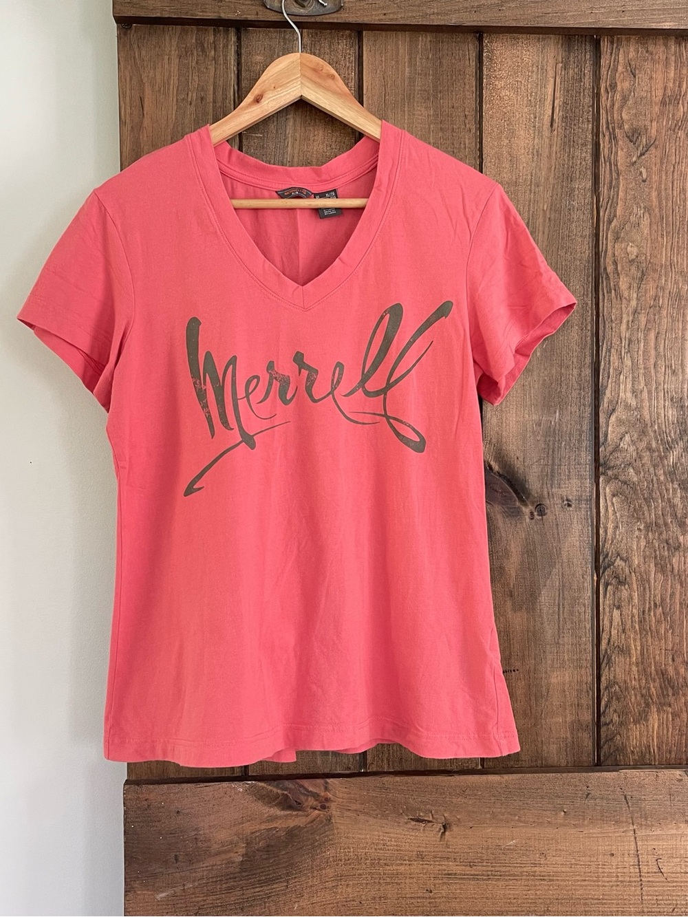 Merrell Coral Script Spell Out V Neck Cotton Tee XL Sporty Gorpcore